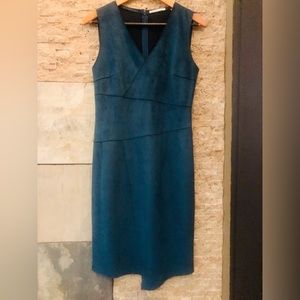 Tahari V Neck & Sleeveless Stunning Emerald Green Asymmetrical Hemline Size 4